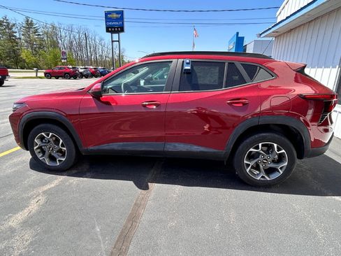 Certified 2025 Chevrolet Trax LT FWD image 1
