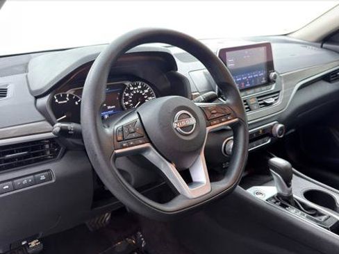 Used 2025 Nissan Altima 2.5 SV FWD image 21