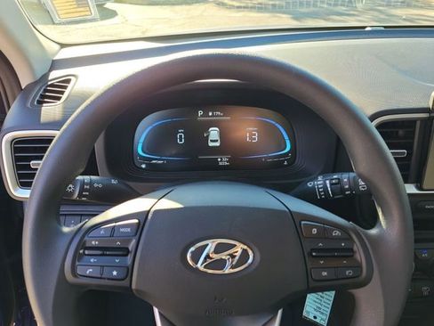 Used 2025 Hyundai Venue SE image 18