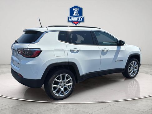 Used 2023 Jeep Compass Latitude AWD/4WD image 11