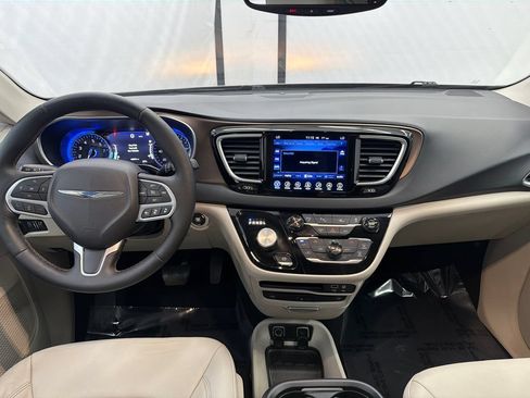Used 2017 Chrysler Pacifica Touring-L Plus w/ Advanced Safetytec Group FWD image 23