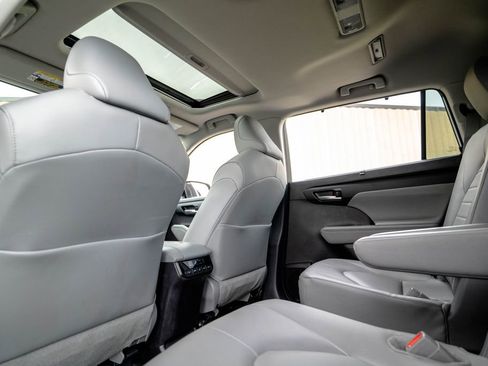 Used 2025 Toyota Highlander XLE AWD/4WD image 33