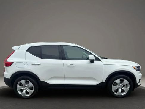 Used 2022 Volvo XC40 T5 Momentum image 4