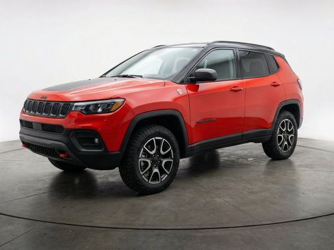 Used 2025 Jeep Compass Trailhawk AWD/4WD image 3