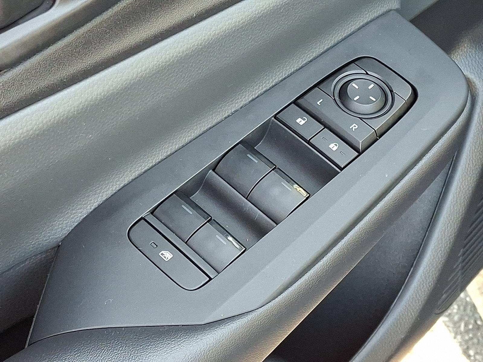 Used 2025 Toyota Prius LE FWD image 14