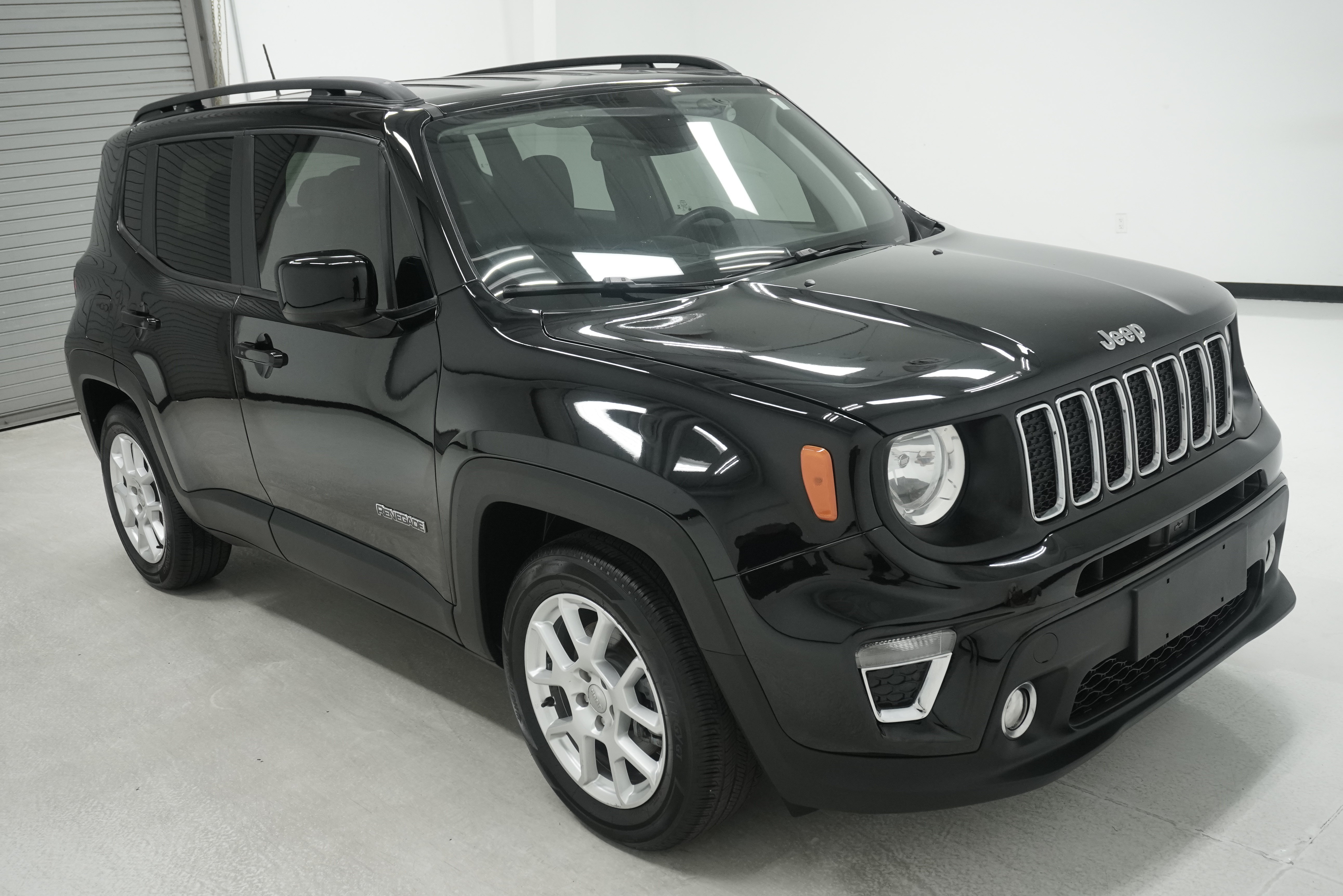 Used 2020 Jeep Renegade Latitude FWD image 3