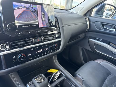Used 2024 Nissan Pathfinder Platinum w/ Cargo Package FWD image 9