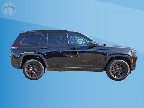 Certified 2024 Jeep Grand Cherokee Altitude AWD/4WD image 18