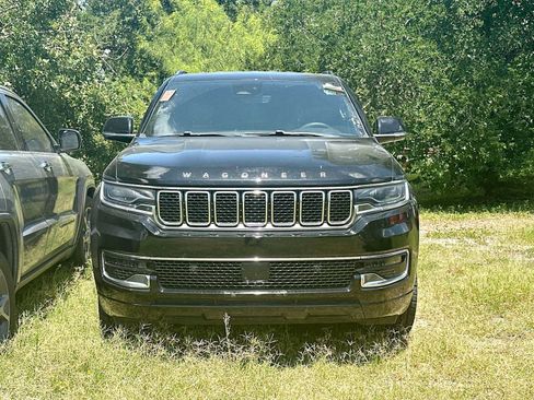 Used 2023 Jeep Wagoneer 4WD image 2