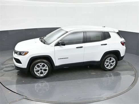 Used 2025 Jeep Compass Sport image 34