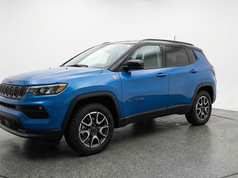 Used 2025 Jeep Compass Trailhawk image 3