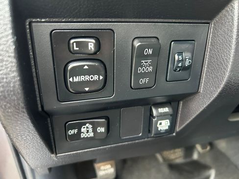 Used 2014 Toyota Tundra Limited w/ Limited Premium Package AWD/4WD image 10