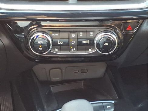 Used 2024 Chevrolet Trax RS w/ Sunroof Package FWD image 21