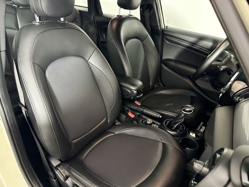 Used 2019 MINI Cooper 4-Door Hardtop image 32