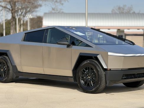 Used 2025 Tesla Cybertruck AWD Crew Cab image 4