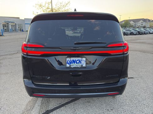 Used 2025 Chrysler Pacifica Limited FWD image 4