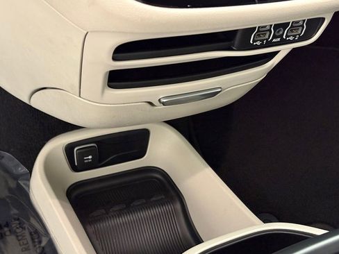 Used 2023 Chrysler Pacifica Touring-L FWD image 41