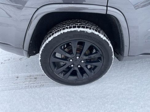 Used 2018 Jeep Grand Cherokee Altitude image 24