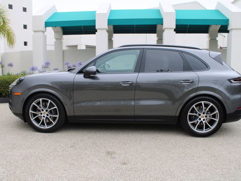 Certified 2025 Porsche Cayenne AWD/4WD image 2