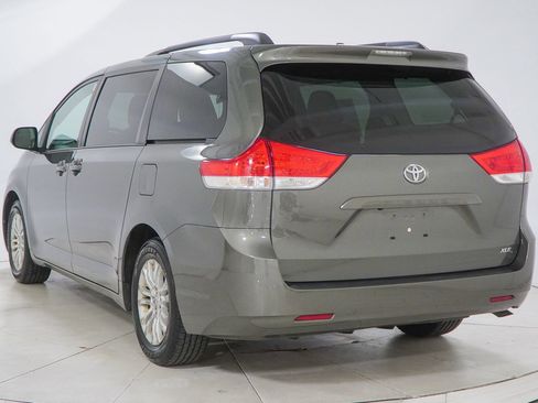Used 2012 Toyota Sienna XLE image 8