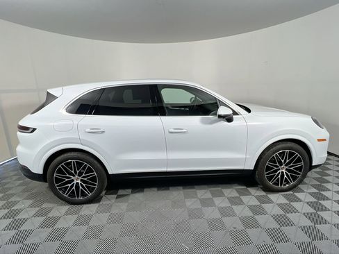 Used 2025 Porsche Cayenne AWD/4WD image 2