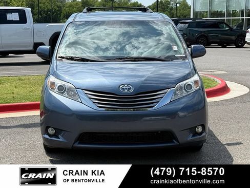 Used 2017 Toyota Sienna XLE w/ XLE Navigation Package FWD image 2