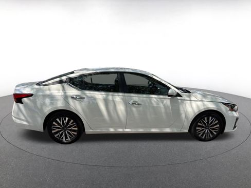 Used 2025 Nissan Altima 2.5 SV FWD image 8