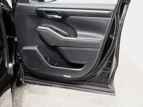 Used 2021 Toyota Highlander XLE image 39
