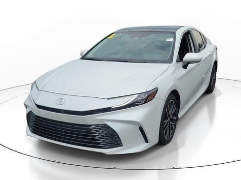 Used 2025 Toyota Camry XLE FWD image 3