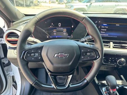 Used 2025 Chevrolet Trax RS FWD image 18