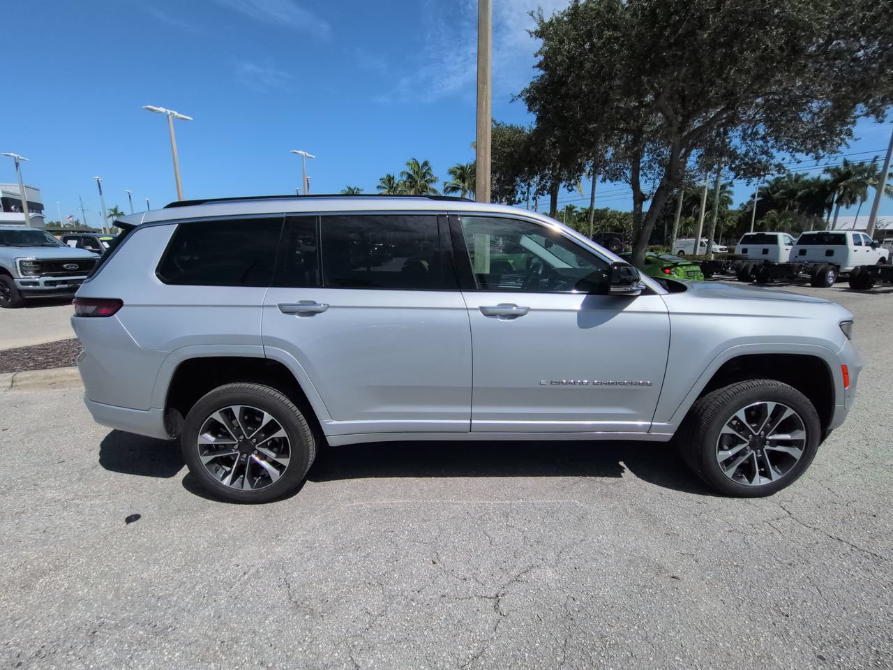 Used 2022 Jeep Grand Cherokee L Overland w/ Luxury Tech Group IV AWD/4WD image 4