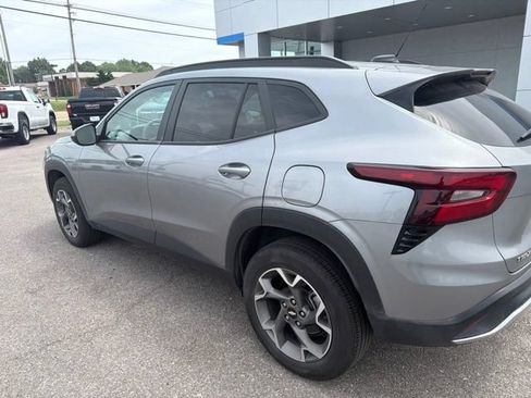 Used 2025 Chevrolet Trax LT FWD image 29