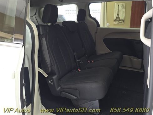Used 2017 Chrysler Pacifica Touring FWD image 17