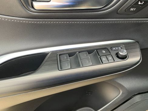 Used 2023 Toyota Venza Limited image 13