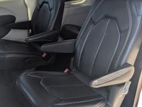 Used 2023 Chrysler Pacifica Touring-L FWD image 17