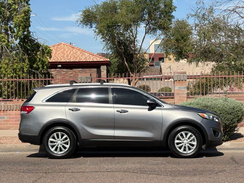 Used 2017 Kia Sorento FWD image 9
