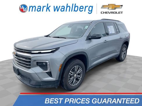 Used 2025 Chevrolet Traverse LT FWD image 1