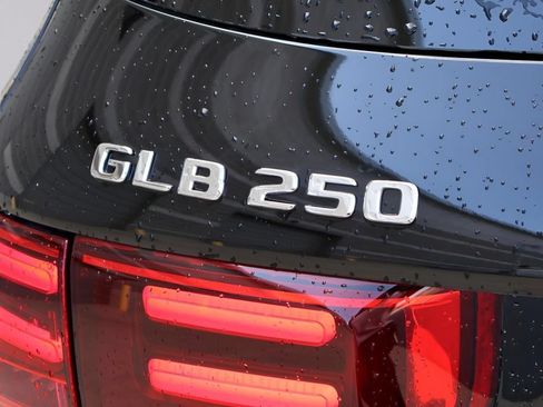 Used 2025 Mercedes-Benz GLB 250 4MATIC image 8