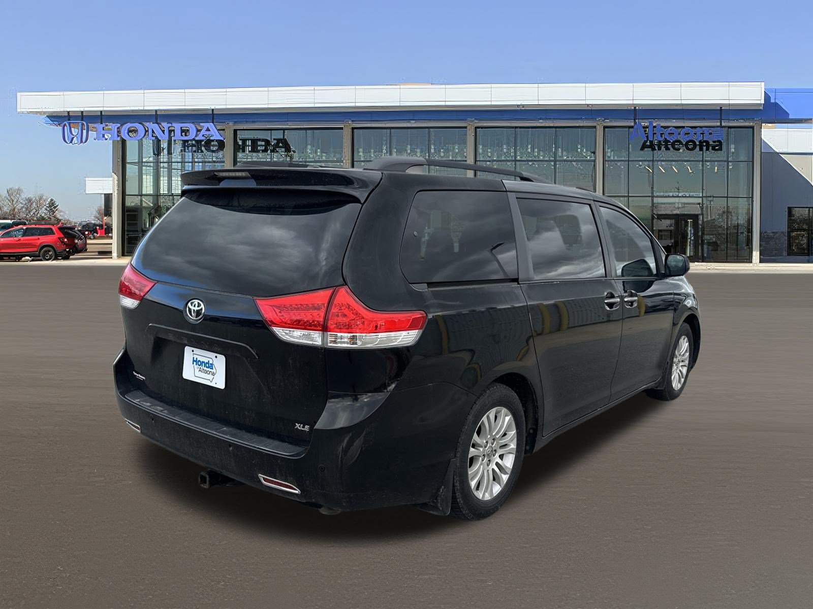 Used 2013 Toyota Sienna XLE w/ Entertainment Pkg FWD image 4