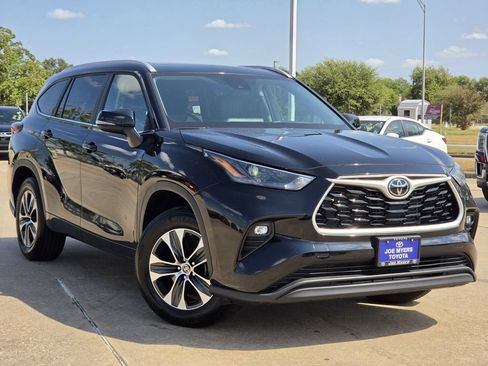 Used 2025 Toyota Highlander XLE FWD image 2