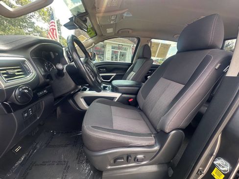 Used 2021 Nissan Titan SV w/ SV Convenience Package image 12