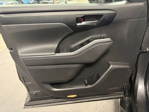 Used 2024 Toyota Highlander XLE image 8