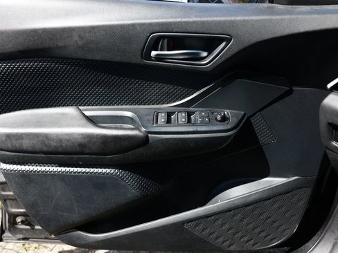 Used 2018 Toyota C-HR XLE FWD image 40