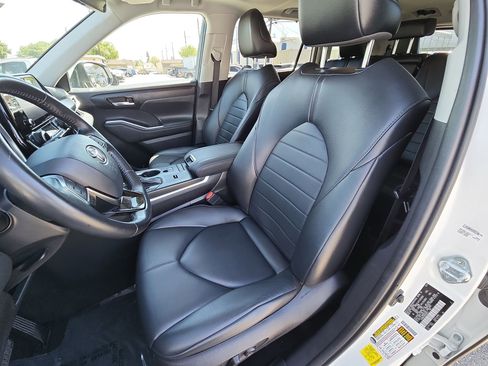 Used 2021 Toyota Highlander XLE AWD/4WD image 13