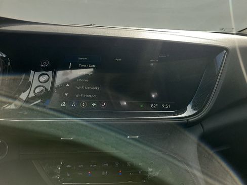 Used 2023 Buick Envision Essence image 31