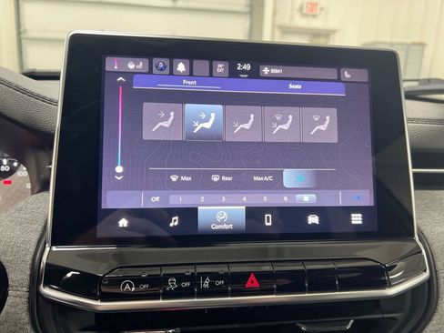 Used 2023 Jeep Compass Latitude AWD/4WD image 16