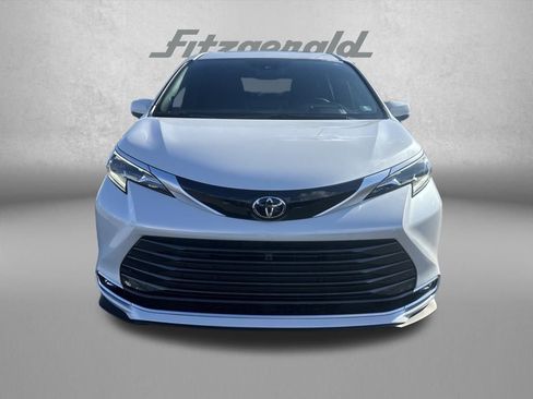 New 2026 Toyota Sienna Platinum image 2