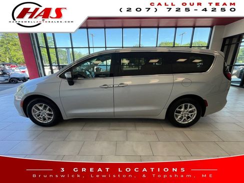 Used 2023 Chrysler Pacifica Touring-L FWD image 2