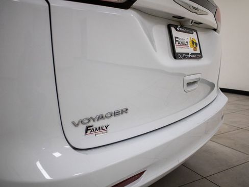 Used 2021 Chrysler Voyager Lxi image 16