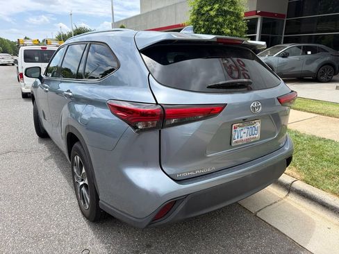 Used 2020 Toyota Highlander XLE FWD image 3